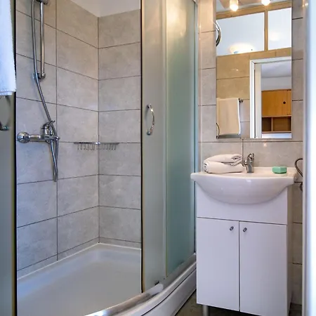Apartments & Rooms Fam Ribaric Banjol Exterior photo