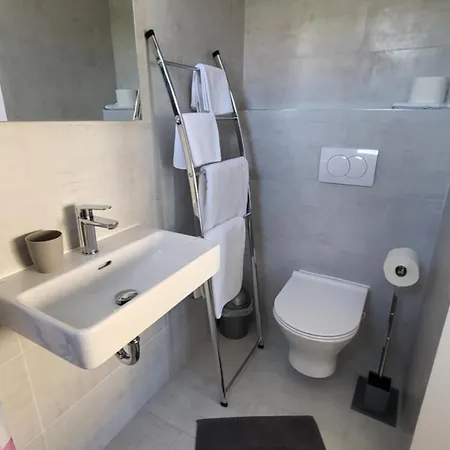 Apartments & Rooms Fam Ribaric Banjol Exterior photo