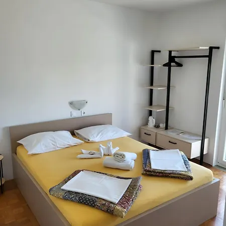 Apartments & Rooms Fam Ribaric Banjol Exterior photo