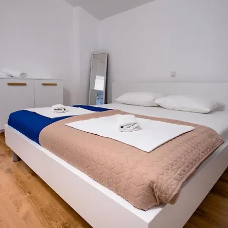 Apartments & Rooms Fam Ribaric Banjol Exterior photo