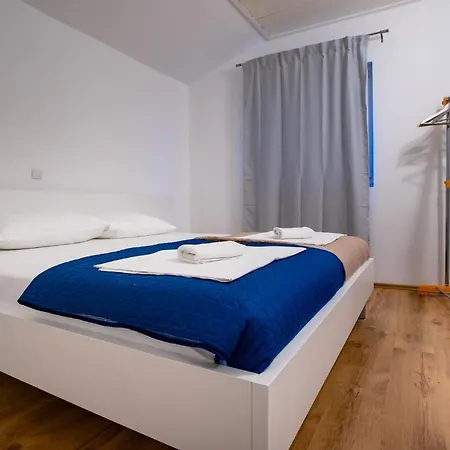Apartments & Rooms Fam Ribaric Banjol Exterior photo
